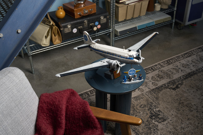 Kumuha sa kalangitan gamit ang Douglas DC-3 PAN AM Airliner ng Lego 
