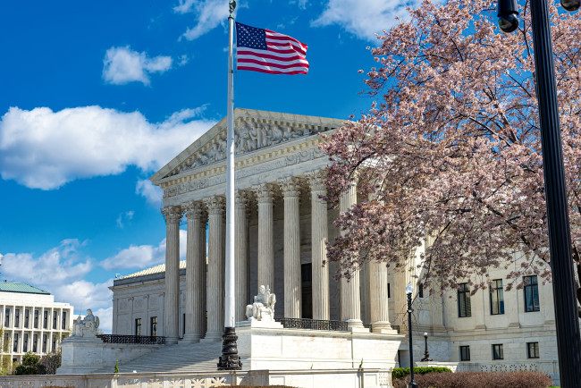 Ang Korte Suprema ng Estados Unidos ay bumoto upang itaguyod ang Birthright Citizenship sa mahigpit na 5-4 na desisyon