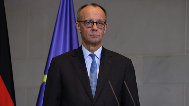 Kontrobersya sa Alemanya sa patakaran na nag-uutos sa mga kalalakihan na mag-ulat ng mahabang pananatili sa ibang bansa