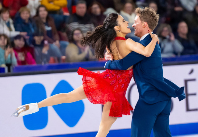 Petisyon para imbestigahan ang mga hukom na nagbigay ng gintong medalya sa France sa Winter Olympics, umabot na sa 15,000 lagda