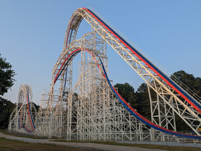 Ang mga tagahanga ng theme park ay nagdadalamhati sa biglaang pagsasara ng isa sa mga pinakamahusay na roller coaster sa mundo... pagkatapos lamang ng tatlong taon!