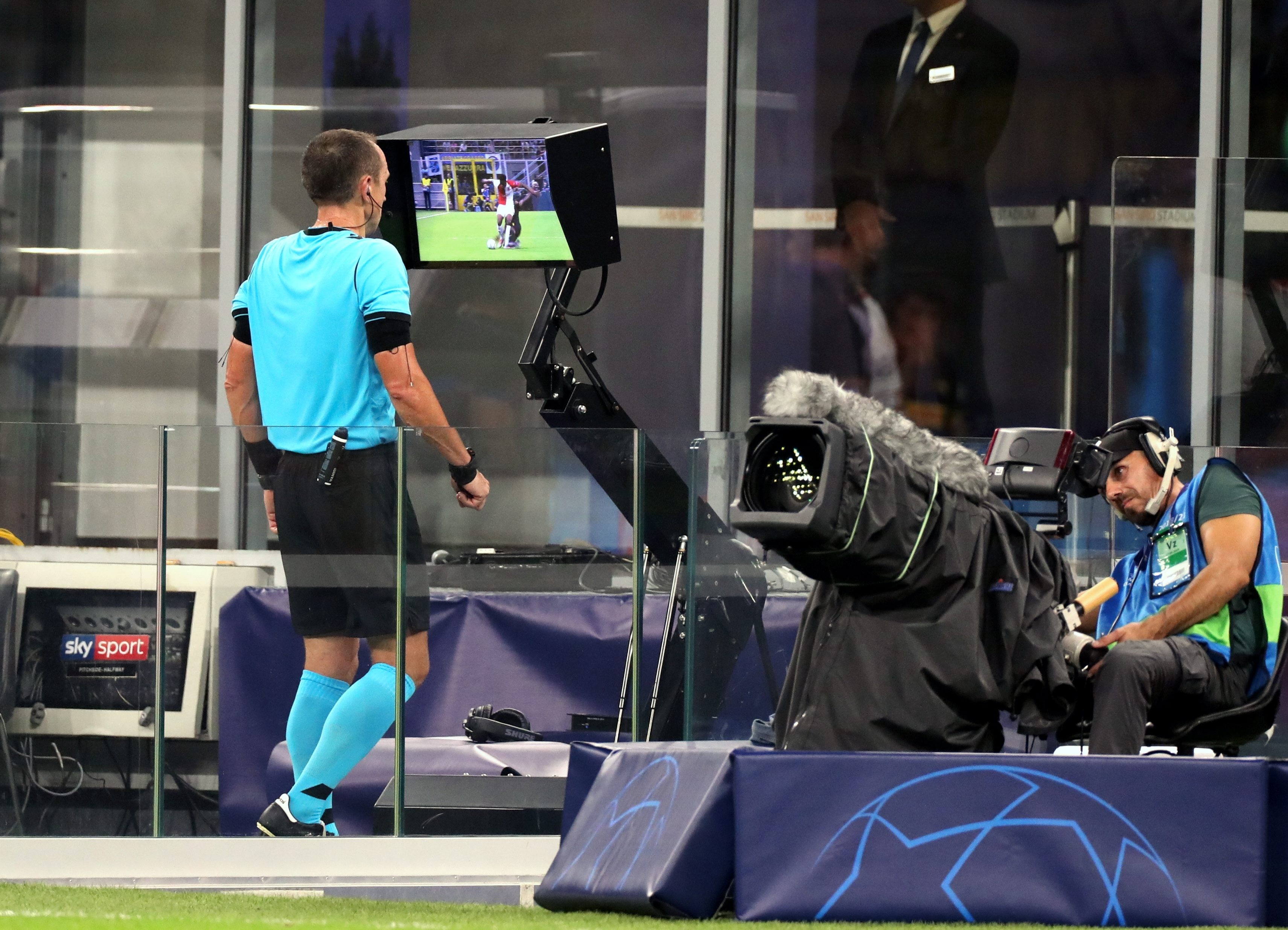 Naglabas ang UEFA ng video library upang ipakita ang tamang paggamit ng VAR, na umaasang magbigay ng mas malinaw at transparency