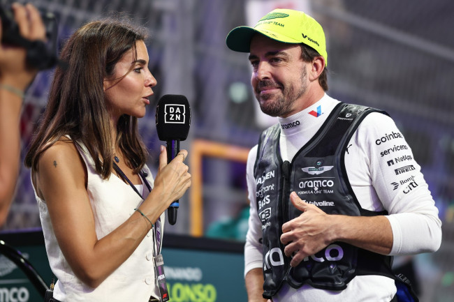 Si Fernando Alonso ay darating mamaya sa Japanese Grand Prix dahil sa kapanganakan ng kanyang panganay na anak na lalaki