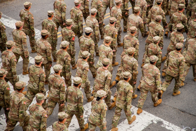 Itinaas ng US Army ang edad ng recruitment sa 42 at pinagaan ang mga patakaran sa marijuana