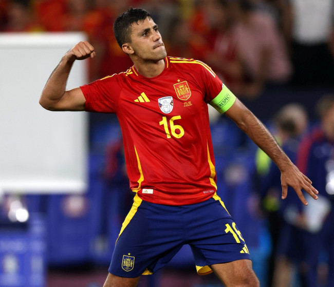 Bagong plot twist sa karera para kay Rodri Hernández, na ngayon ay kailangang pumili sa pagitan ng Barça o Real Madrid