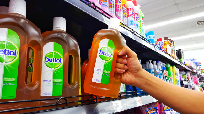 Humingi ng paumanhin si Dettol nang tawagin ang bagong patalastas dahil sa pag-objectify ng mga kababaihan