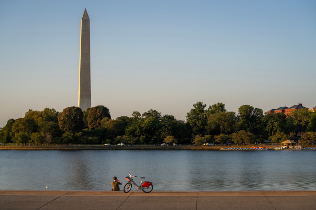 Itinanggi ng dating Olympian ang pag-angkin na sinisira niya ang reflecting pool ng Washington D.C.