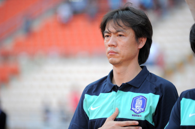 Ang dating South Korea football coach na si Hong Myung-bo ay tumakas sa bansa para sa kanyang sariling kaligtasan matapos ang pagkasira ng World Cup