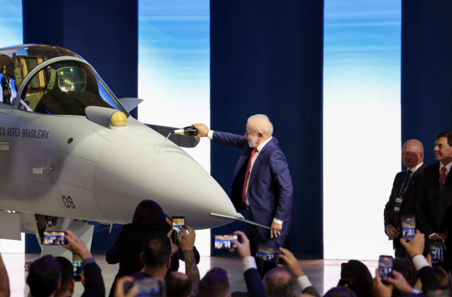 Inihayag ng Brazil ang unang supersonic fighter jet na itinayo sa loob ng bansa