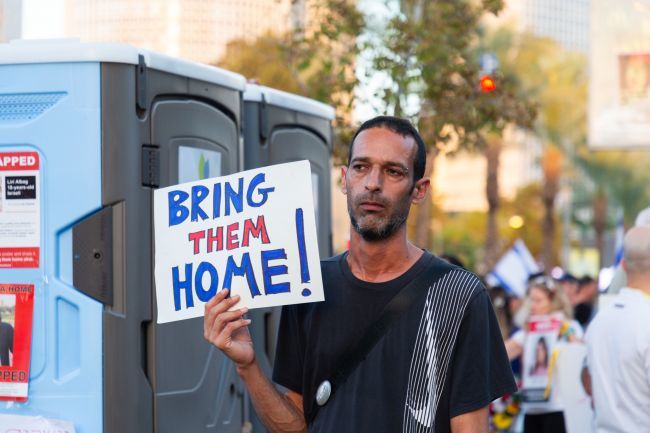 Pinalaya ng Hamas ang 3 Israeli hostages kapalit ng 369 Palestinian prisoners