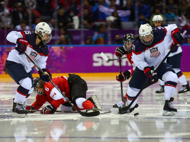 Tinawag ng kapitan ng ice hockey ng Team USA na si Hilary Knight ang biro ni Trump bilang hindi kaaya-aya at ipinagtatanggol ang koponan ng kalalakihan
