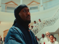 Ipinapakita ni Mahershala Ali ang kanyang Blade -like na galing sa espada sa Your Mother Your Mother Your Mother