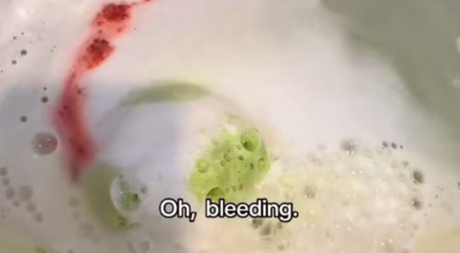 Ang Yoshi bath bomb na ito ay ginagawang isang horror scene ang oras ng paliguan
