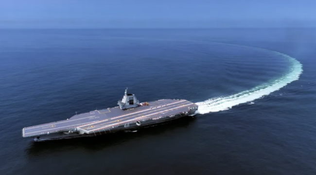 Ang Fujian, ang ikatlong sasakyang panghimpapawid ng Tsina at ang pinaka-may kakayahang umangkop hanggang ngayon, ay naglayag lamang sa Taiwan Strait
