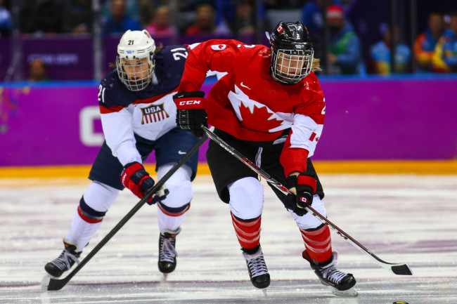 Pinaikli ng USA ang distansya sa Canada sa makasaysayang women's ice hockey rivalry, kumuha ng ginto sa Milano-Cortina