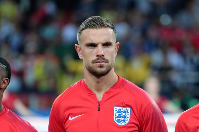 Ang midfielder ng England na si Jordan Henderson ay nasugatan ang pulso sa paglukso sa isang ad sign sa panahon ng pagdiriwang