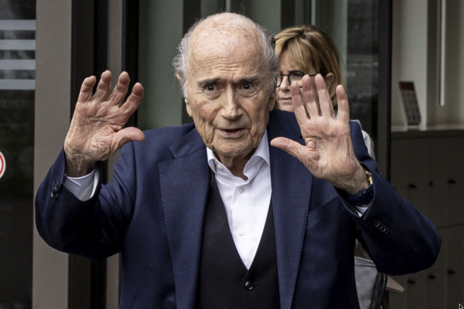 Hinimok ni Sepp Blatter ang mga tagahanga ng football na laktawan ang World Cup sa Estados Unidos: "Lumayo sa USA!"