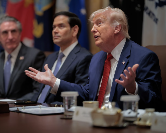 Ipinagpaliban ni Trump ang deadline para buksan ng Iran ang Strait of Hormuz ng 10 araw