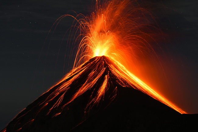 Isinasagawa ang mga preventive evacuation malapit sa bulkan ng Fuego sa Guatemala
