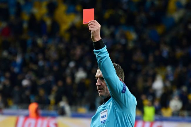 Paano nabuo ng dalawa sa pinakamalaking kontrobersya ng football ngayong taon ang mga bagong patakaran sa red card