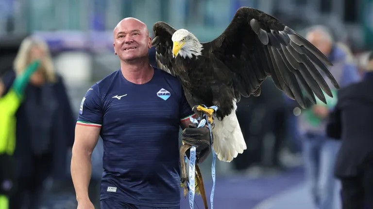 Pinalayas ni Lazio ang falconer, tagapag-alaga ng kanilang mascot ng agila, na nagpakita ng kanyang prosthetic ng ari sa social media
