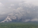 Sumabog ang bulkan sa Indonesia, nagpadala ng 54,000 talampakan na ulap ng abo sa kalangitan