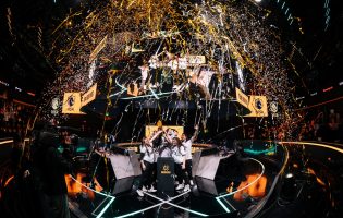 Itinaas ng Team Liquid Brazil ang Valorant Game Changers Championship 2025 trophy