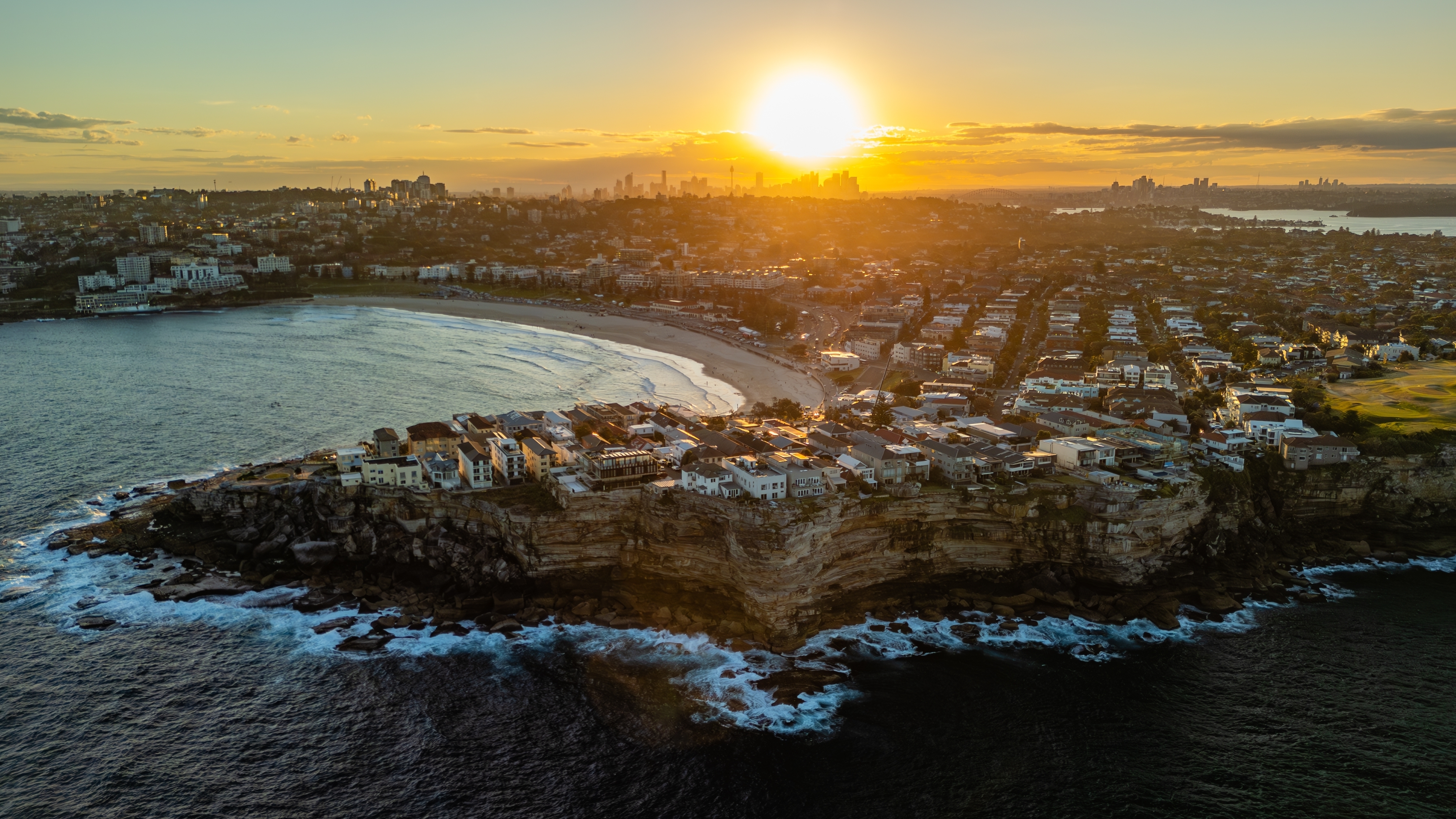 Lalaki na pumigil sa isa sa mga tagabaril sa Bondi Beach ay inakusahan ng pagsalakay