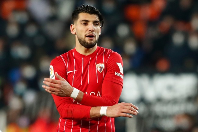 Isang footballer na nahatulan dahil sa sekswal na pang-aabuso na si Rafa Mir ay umalis sa Spain at sumali sa Greek club