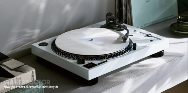 Ipinapakita ng Audio-Technica ang puting modelo ng AT-LP120XBT-USB turntable