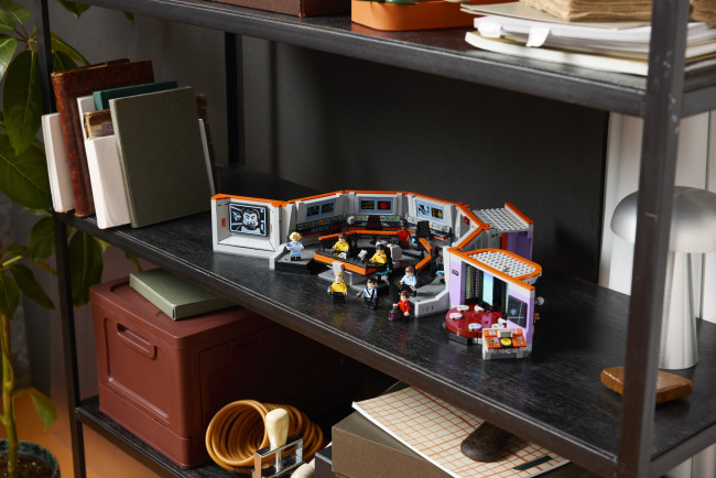 Ang pangalawang Lego set ng Star Trek ay muling nire-create ang U.S.S. Enterprise bridge