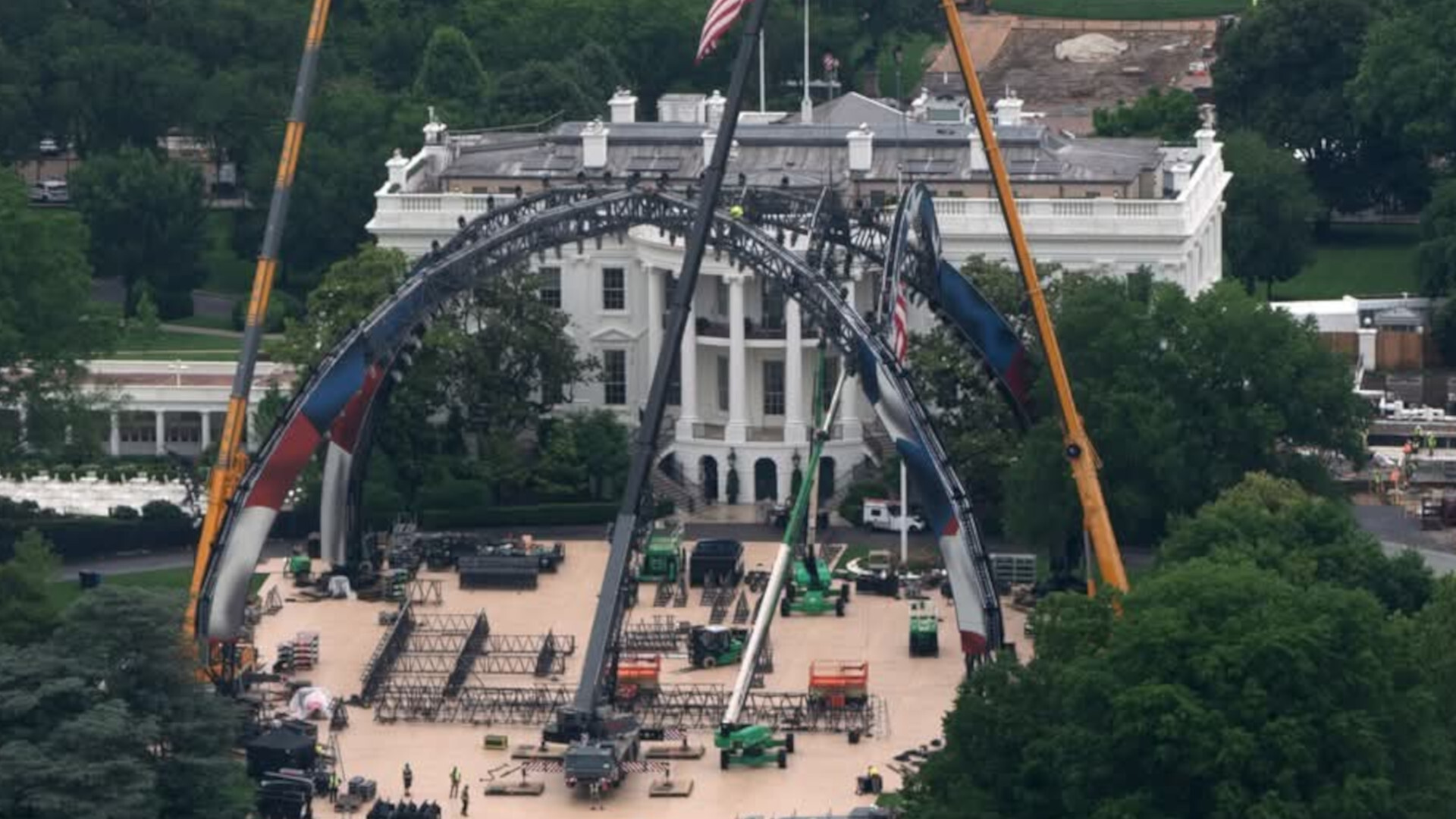 Sinimulan na ang konstruksiyon ng UFC fighting cage sa harap ng White House