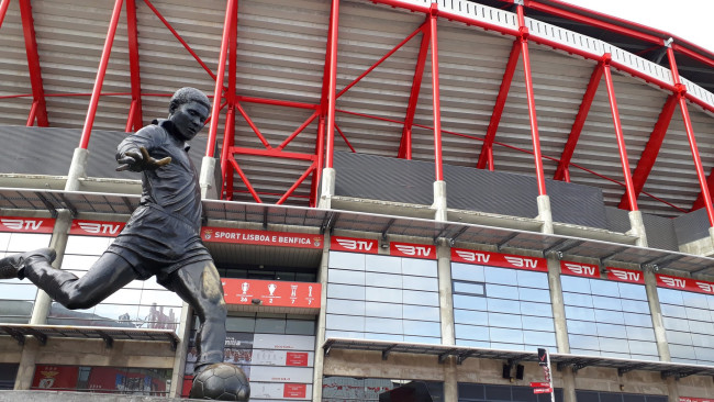 Muling ipinakita ng Benfica si Eusébio upang ipagtanggol ang mga akusasyon ng rasismo kasunod ng insidente ni Prestianni-Vinícius