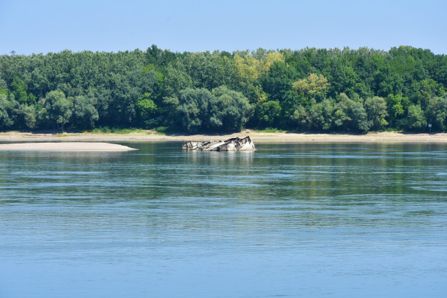 Lumilitaw ang mga lumubog na barkong pandigma ng Nazi matapos ang rekord na mababang antas ng tubig sa Danube
