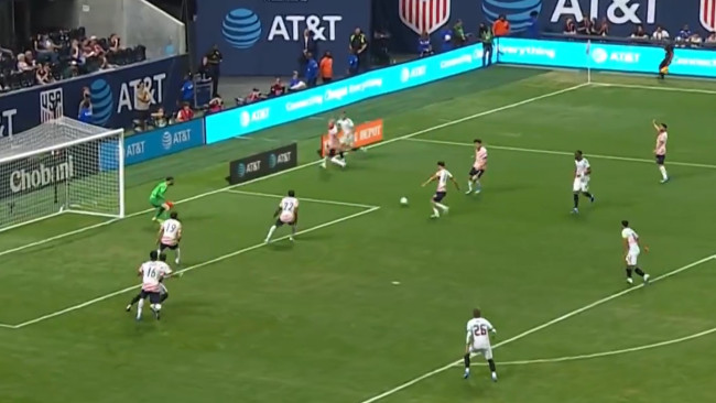 Ang laban ng USA vs. Belgium ay halos hindi mapanood dahil sa halos magkaparehong mga kit
