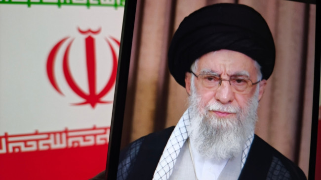 Libu-libong katao ang nagmartsa sa Tehran sa libing ni Ali Khamenei, na naghihiganti laban sa USA at Israel