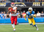 Si Travis Kelce ay bumalik para sa isa pang season sa Kansas City Chiefs