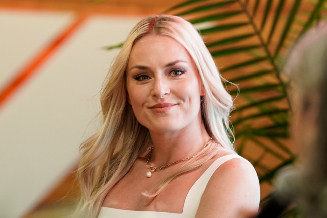 Muling lumitaw si Lindsey Vonn nang walang saklay sa Met Gala, tatlong buwan matapos ang aksidente sa Olimpiko
