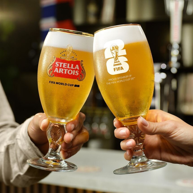 Ang higanteng beer ay naghahanda para sa World Cup at nababaluktot na ang mga kalamnan nito