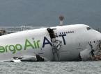 Cargo plane skid off Hong Kong runway sa dagat