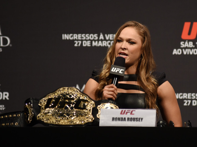 Si Ronda Rousey ay sasailalim sa mas maraming medikal na pagsusuri kaysa dati dahil sa kanyang concussion history