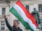 Si Orb&aacute;n ay pinatalsik pagkatapos ng 16 na taon habang ang Hungary ay lumiliko sa oposisyon na pro-EU, isang tagumpay para sa Europa laban sa Russia