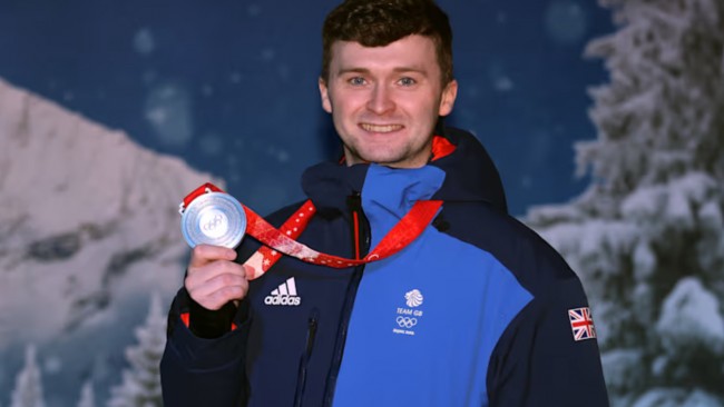 Ang British curler sa Winter Olympics ay nais na patunayan na ang sports ay isang ligtas na puwang para sa mga LGBTQ + na tao