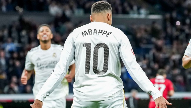 Si Kylian Mbappé ay nagbibigay pugay kay Cristiano Ronaldo habang siya ay katumbas ng rekord ng pagmamarka ng layunin para sa Real Madrid