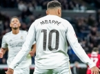 Si Kylian Mbapp&eacute; ay nagbibigay pugay kay Cristiano Ronaldo habang siya ay katumbas ng rekord ng pagmamarka ng layunin para sa Real Madrid
