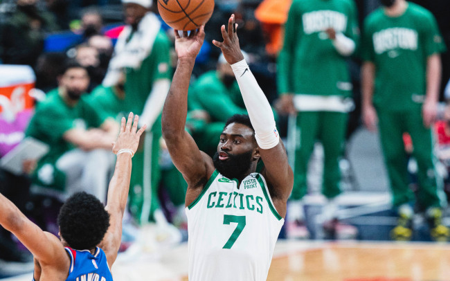 Si Jaylen Brown ng Boston Celtics ay pinagmulta ng $ 50,000 dahil sa pagpuna sa mga referee sa Twitch