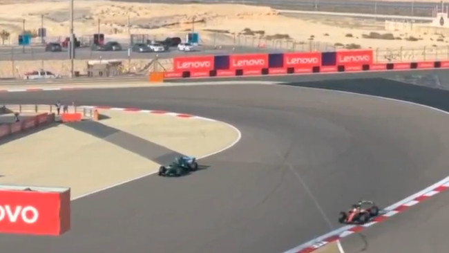 Si Fernando Alonso ay naiwan na stranded sa gitna ng kalsada matapos tumigil ang kotse ng Aston Martin sa pagtatrabaho sa Bahrain