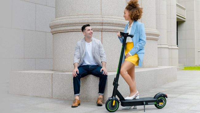 Ang mga nagtitingi ay nag-aanunsyo ng mga e-scooter bilang angkop sa kalsada, sa kabila ng labag ito sa batas ng UK