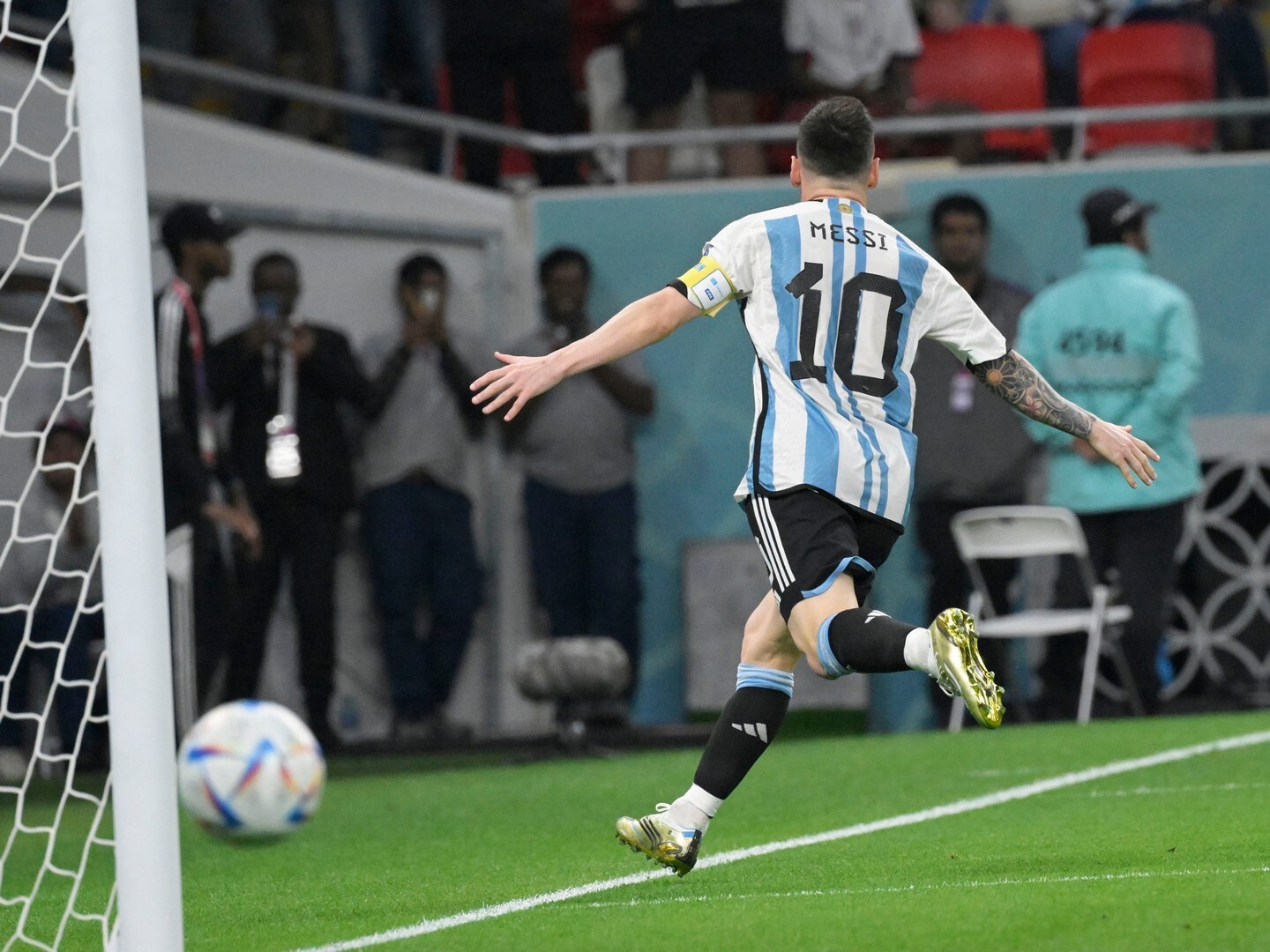 Si Leo Messi ay nakapuntos ng hat-trick at sinira ang World Cup record sa pamamagitan ng kontrobersya sa red card