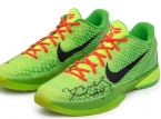 Ang iconic na "Grinch sneakers" ni Kobe Bryant mula sa Christmas 2010 match ay ibebenta sa halagang mahigit 10 milyong dolyar